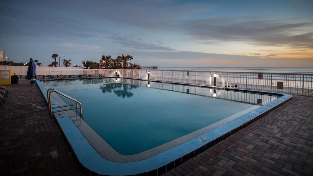 Comfort Inn & Suites Daytona Beach Oceanfront Extérieur photo